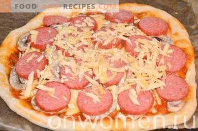 Пица со колбаси и печурки на тесто од квасец