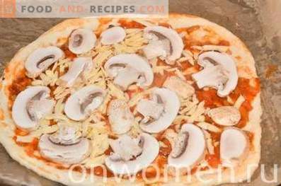 Пица со колбаси и печурки на тесто од квасец