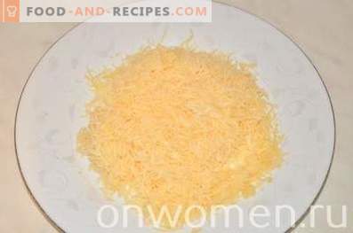 Слоена салата со шпицки и сирење