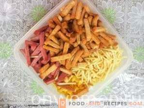 Салата со кирижками, чадена колбаси и пченка