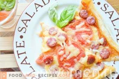 Пица со ловечки колбаси и домати
