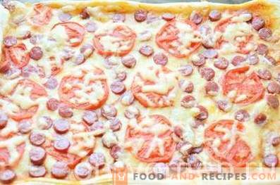 Пица со ловечки колбаси и домати