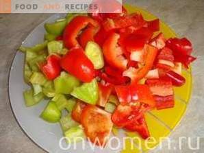 Топла салата од пиперки и домати со пилешко