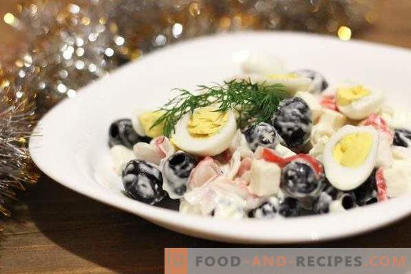 Salade met krabsticks en olijven