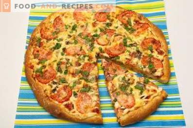 Пица со колбаси, печурки, сирење и домати