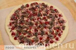 Пица со колбаси, печурки, сирење и домати