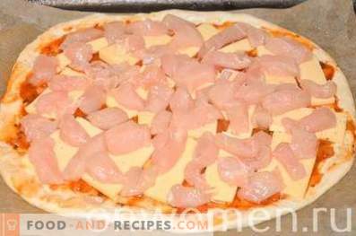 Пица со пилешко и пченка на тесто од квасец