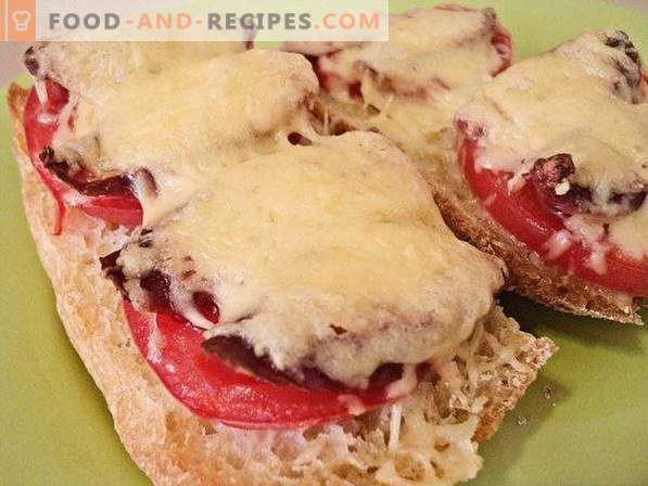 Жешки сендвичи со домати и лови колбаси