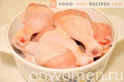 Печени пилешки нозе во кефир во бавен шпорет