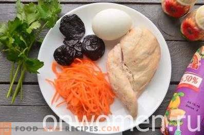 Пилешка, сливна и корејска салата од морков