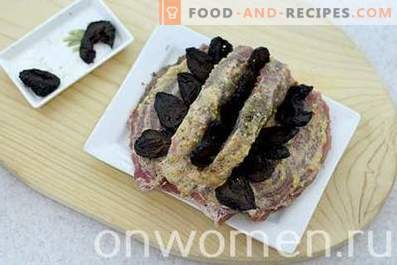 Meat with prunes in the oven