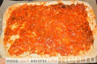 Пица на тесто од квасец со балик и моцарела
