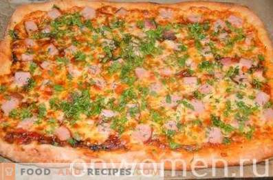 Пица на тесто од квасец со балик и моцарела
