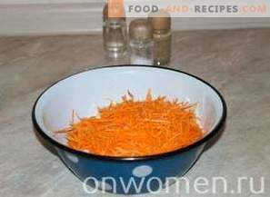 Салата од зелка и морков со лук, зачинета со оцет
