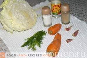 Салата од зелка и морков со лук, зачинета со оцет